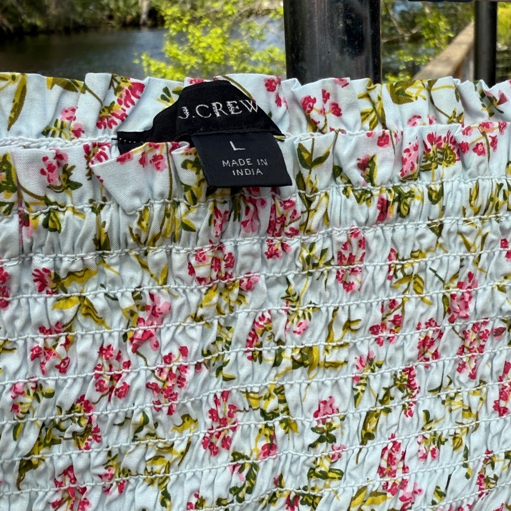 🌺 J CREW Short Sleeved Smocked Dress in Meadow Floral. - Picture 4 of 7